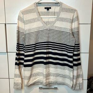 Tommy Hilfiger v neck long sleeve size L